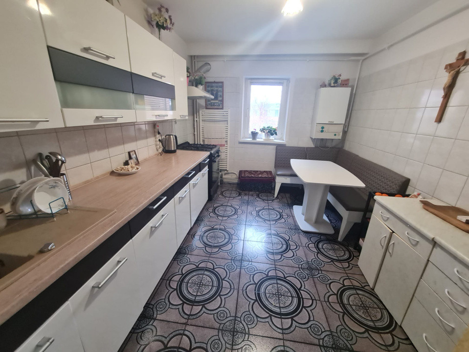 Apartament 4 camere decomandat, et. 1/4,  81 mp. Frumoasa, Diminetii