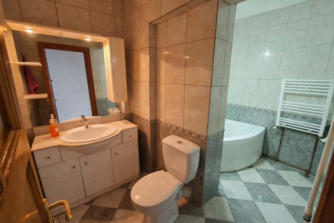 Apartament cu 3 camere in Podu Ros, Rond, et.1