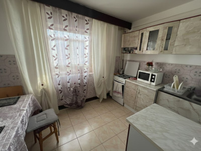Apartament 3 camere decomandat in Nicolina, et 3 din 4