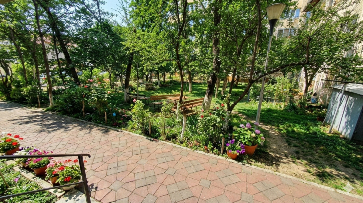 Inchiriez apartament 3 camere decomandat Podul Ros 