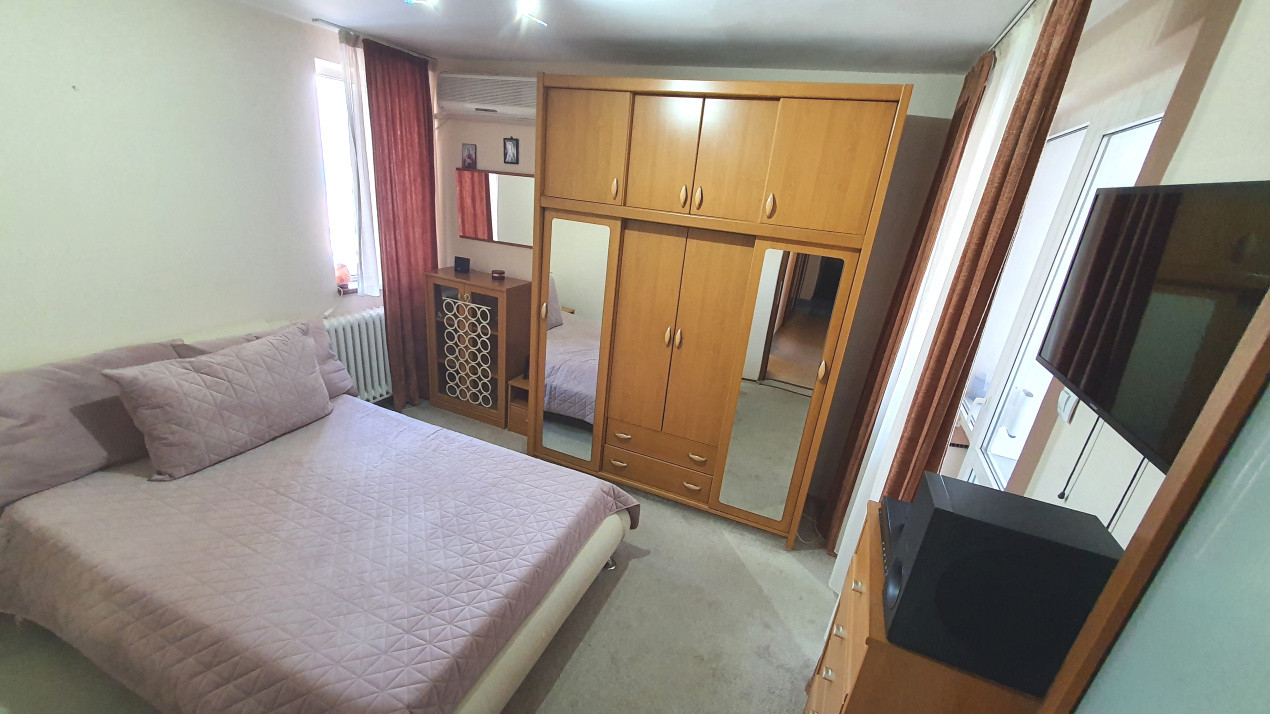 Inchiriez apartament 3 camere decomandat Podul Ros 