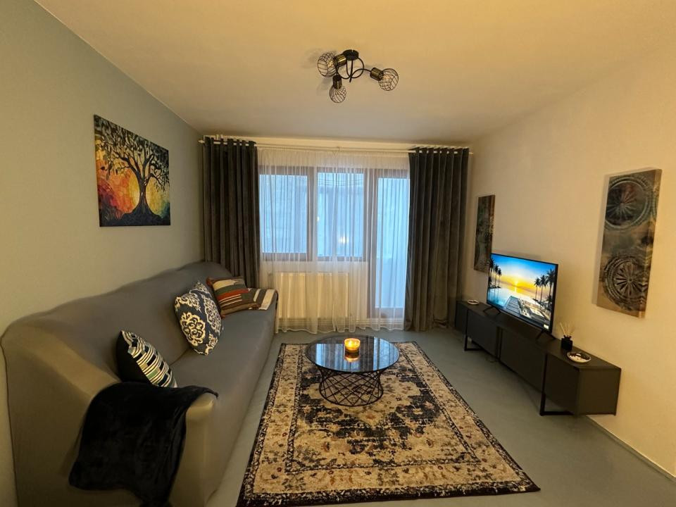 Apartament cu  2 camere semidecomandat in Podu Ros,etaj 1 !