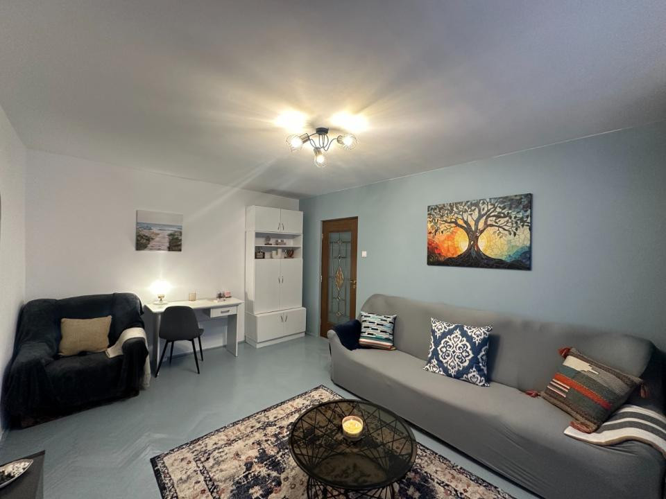 Apartament cu  2 camere semidecomandat in Podu Ros,etaj 1 !