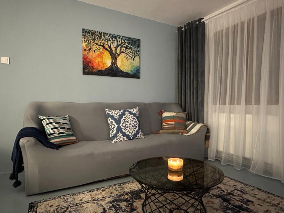 Apartament cu  2 camere semidecomandat in Podu Ros,etaj 1 !