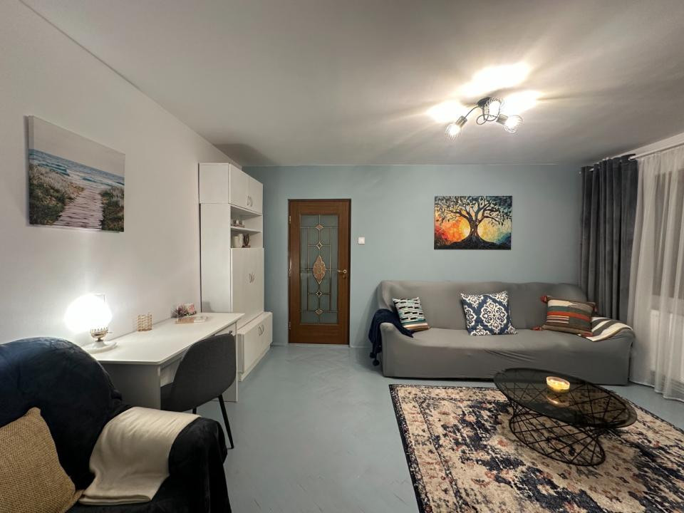 Apartament cu  2 camere semidecomandat in Podu Ros,etaj 1 !