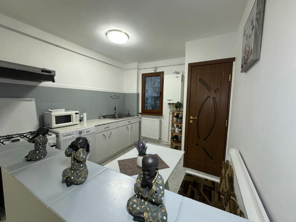 Apartament cu  2 camere semidecomandat in Podu Ros,etaj 1 !