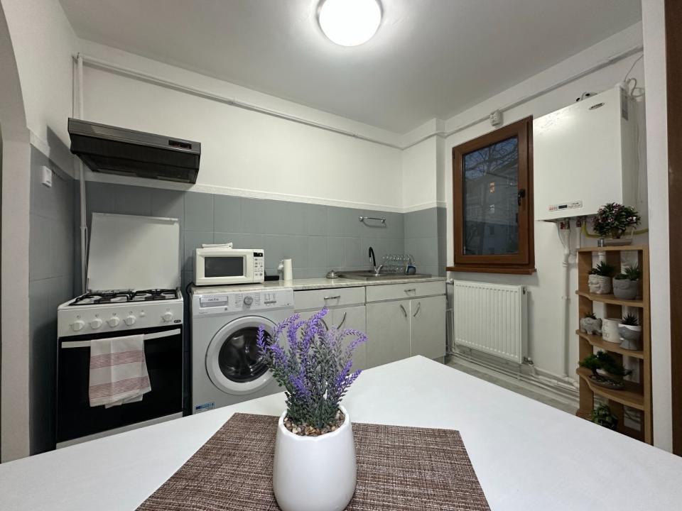 Apartament cu  2 camere semidecomandat in Podu Ros,etaj 1 !