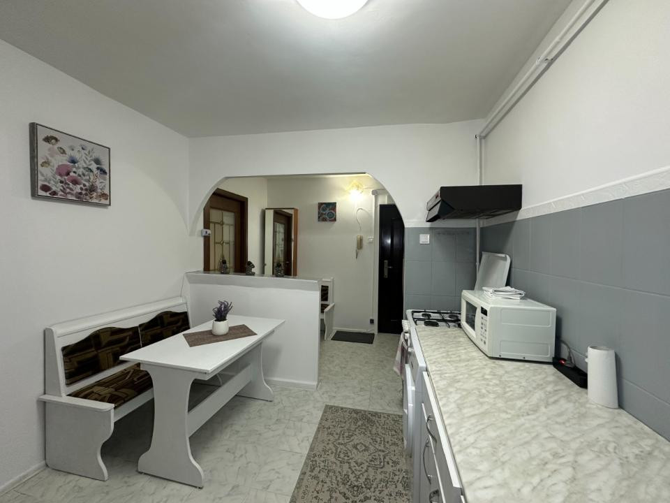 Apartament cu  2 camere semidecomandat in Podu Ros,etaj 1 !