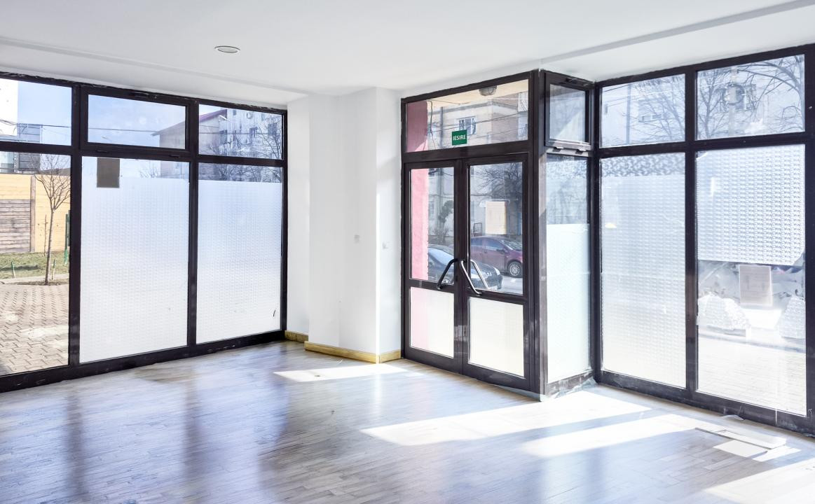 Spatiu ideal pentru salon/cabinet/after-school-vitrina mare-zona rezidentiala