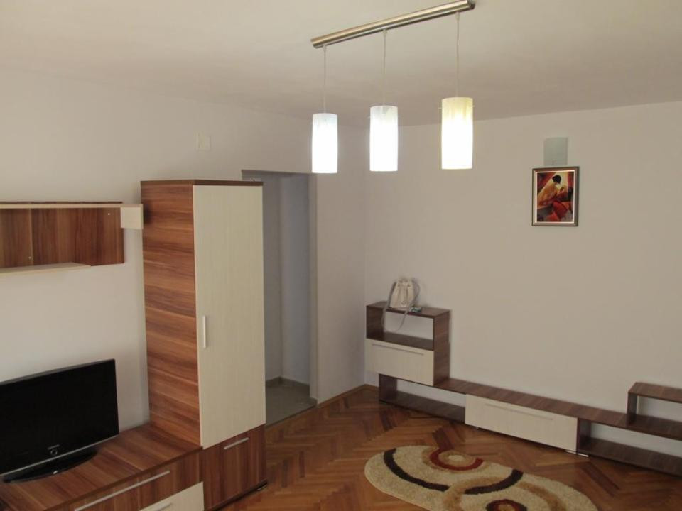Apartament cu 2 camere decomandate langa UMF!