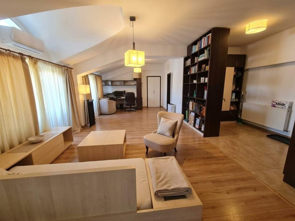 Apartament foarte spatios, open space, pretabil activitatilor multiple! Central!