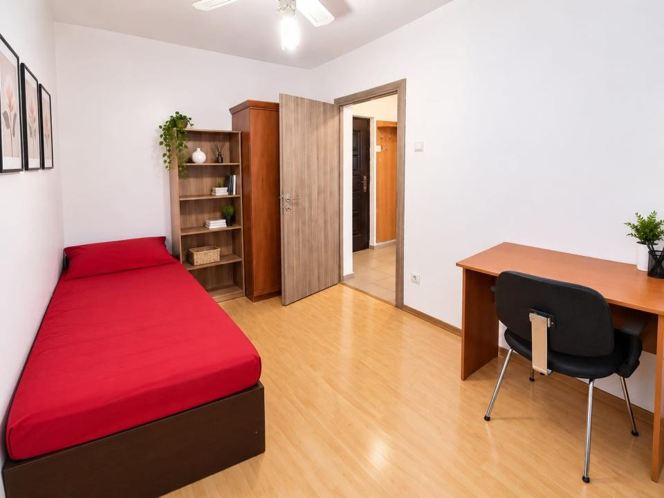Apartament cu 3 camere langa Palas, intermediar, fara risc, semidecomandat!