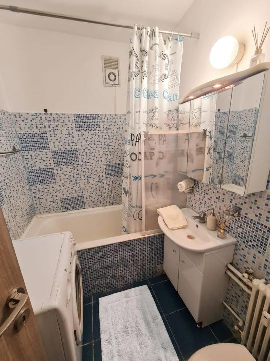 Apartament cu 3 camere langa Palas, intermediar, fara risc, semidecomandat!